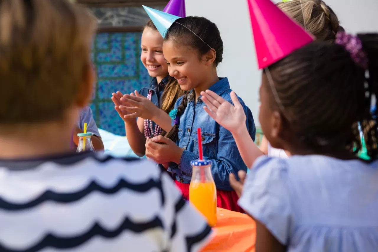 children applauding at a birthday party