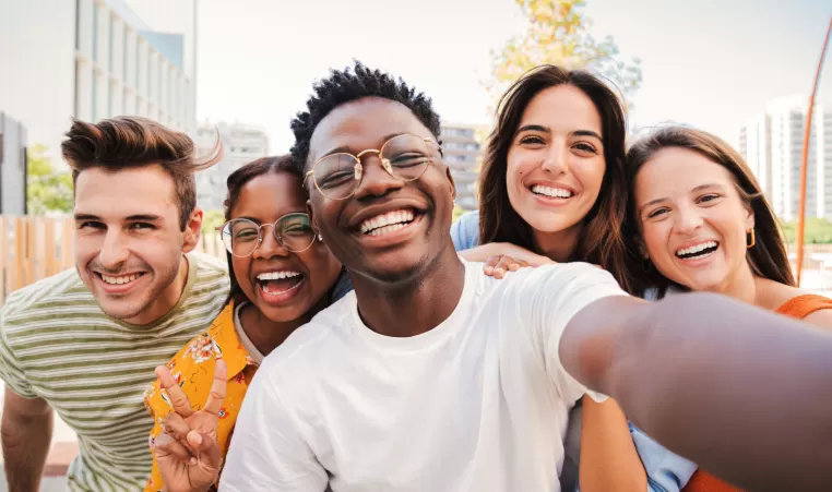 5 smiling friends