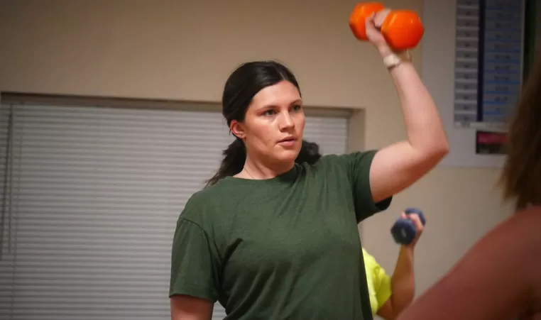 woman lifting a dumbbell over her head