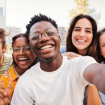 5 smiling friends